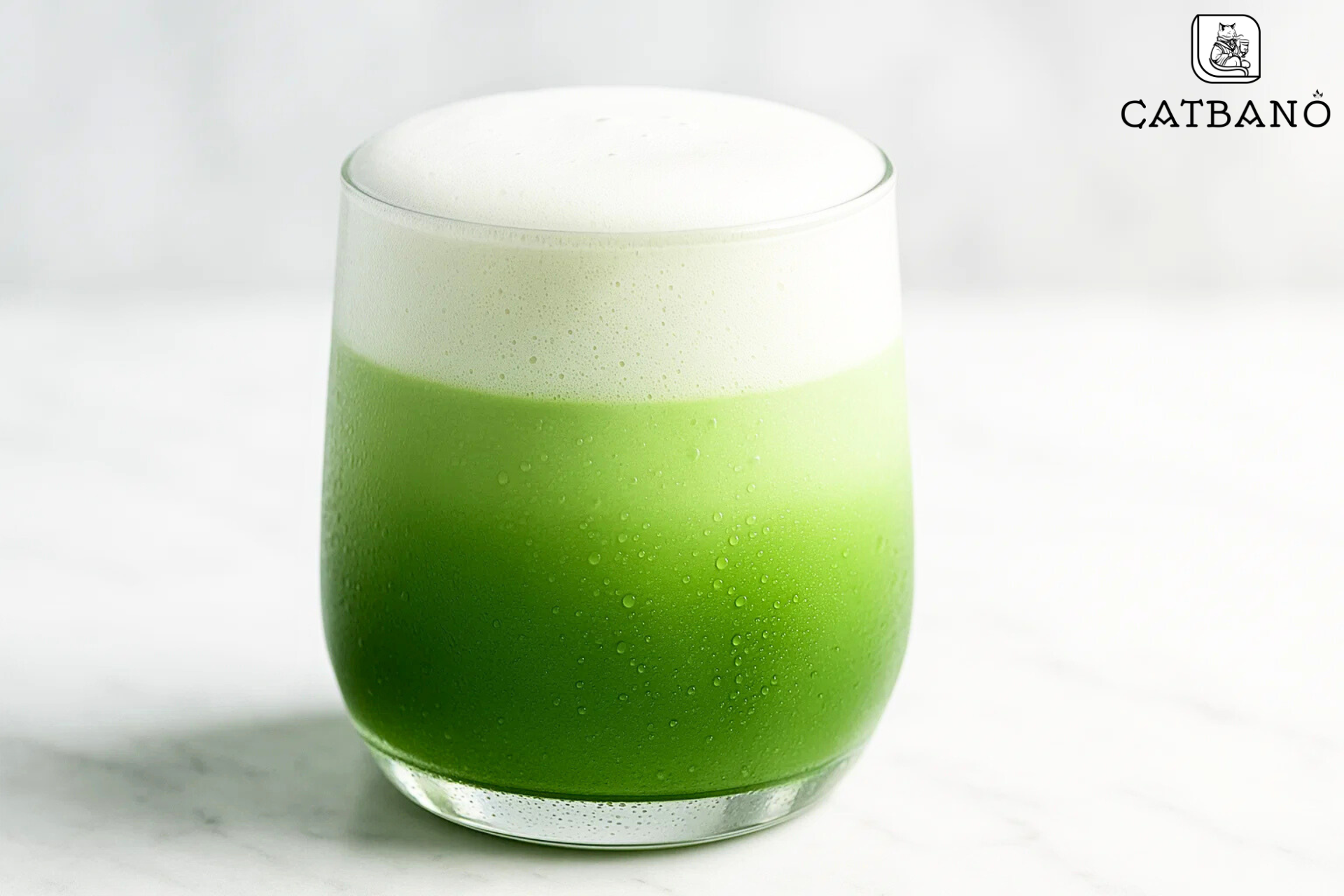 Ly matchalate xanh mướt với lớp bọt sữa trắng mịn.