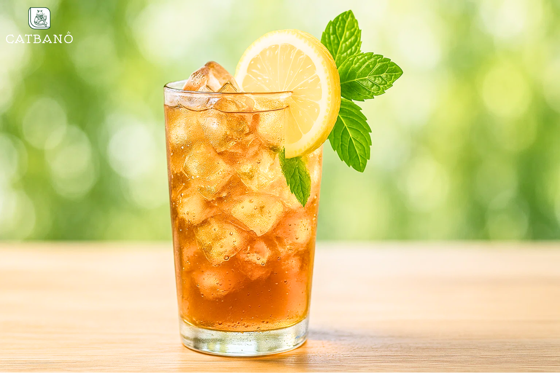 Ly trà Oolong lạnh với chanh và bạc hà