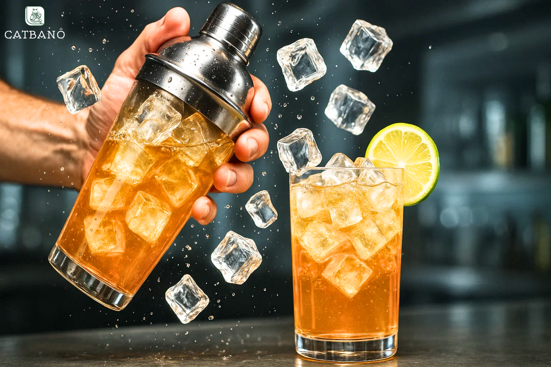 Trà Oolong pha bằng bình lắc với đá mát lạnh