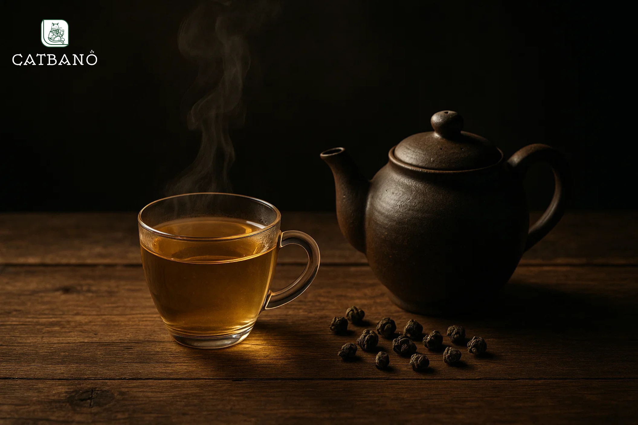 Ly trà Oolong nóng với hơi nước bốc lên