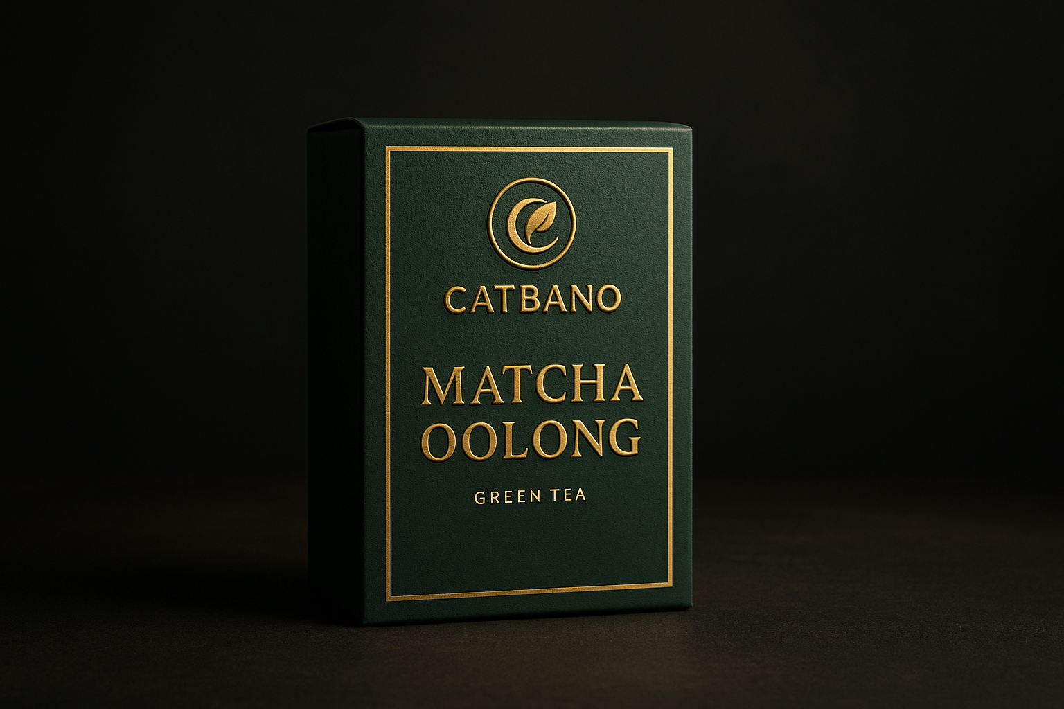 Hộp trà Matcha Oolong Catbano chụp trên nền tối, thể hiện sự sang trọng.