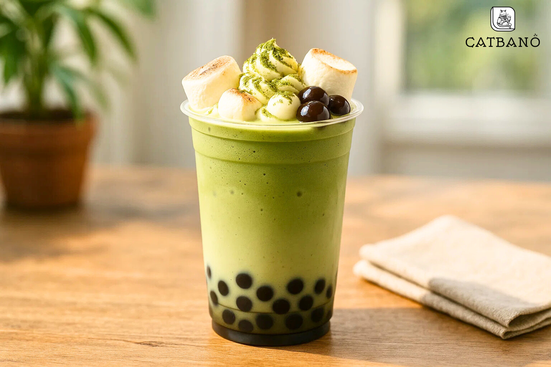 Ảnh lifestyle cốc trà sữa matcha Oolong với topping sáng tạo đặt trên bàn gỗ, ánh sáng tự nhiên.