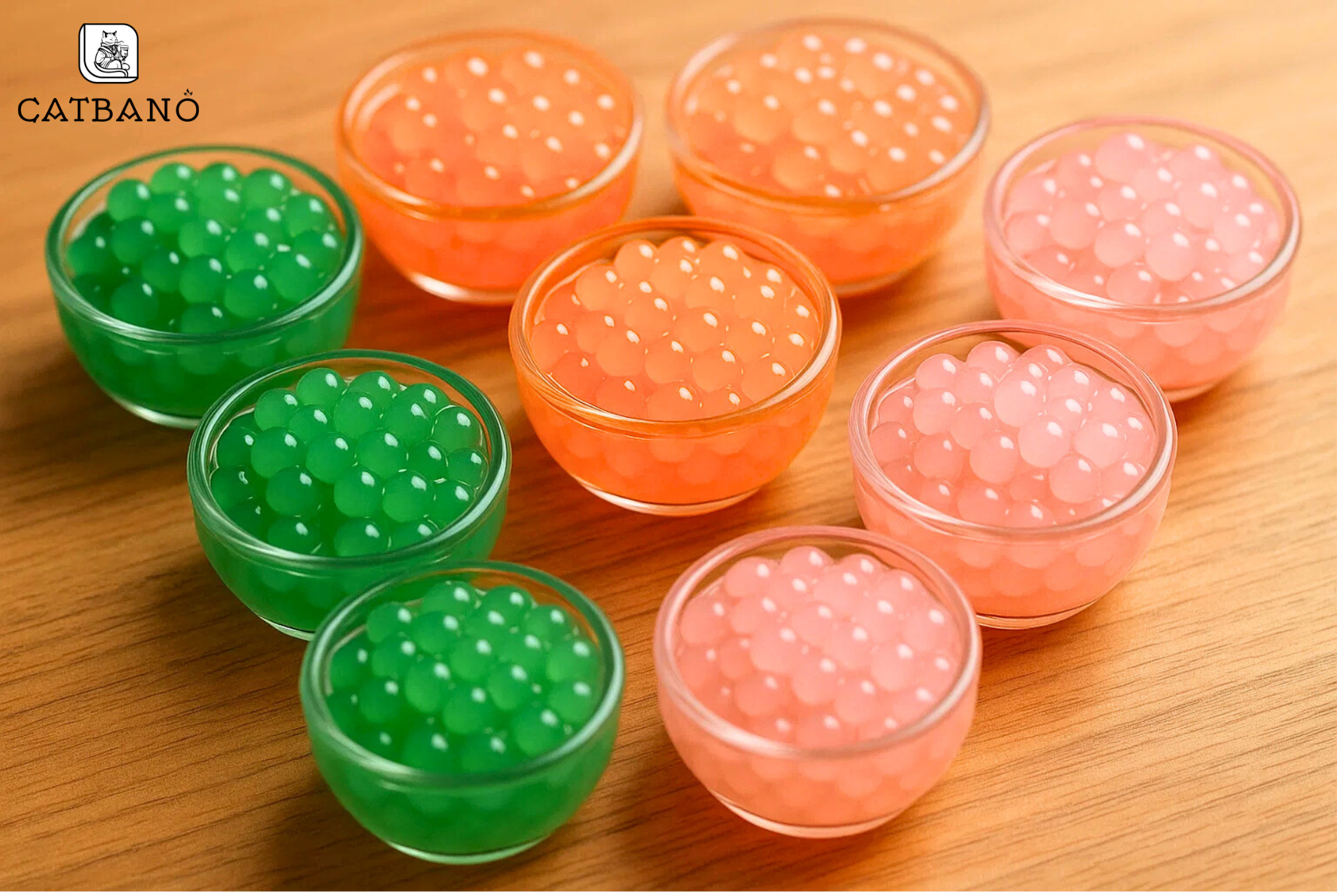 Bàn bày trí nhiều hũ nhỏ đựng các loại trân châu biến thể, tone xanh – cam – hồng.