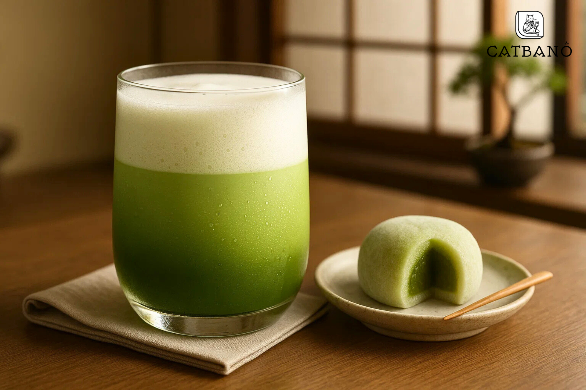 Bánh mochi hoặc bánh matcha đặt bên cạnh