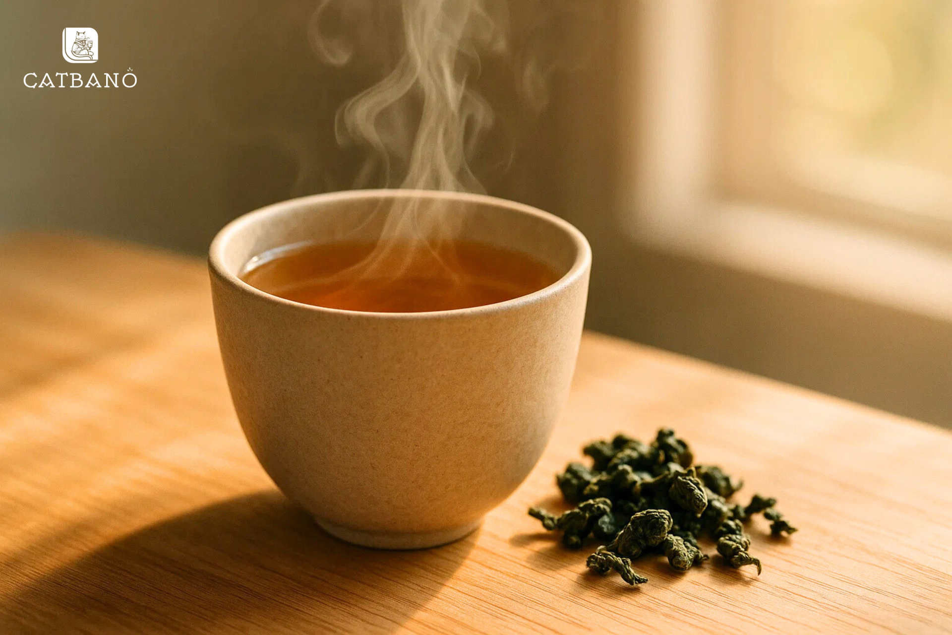 Cốc trà Oolong nóng bốc khói trên bàn gỗ, kèm vài lá trà khô, thể hiện sự tinh khiết và tự nhiên.