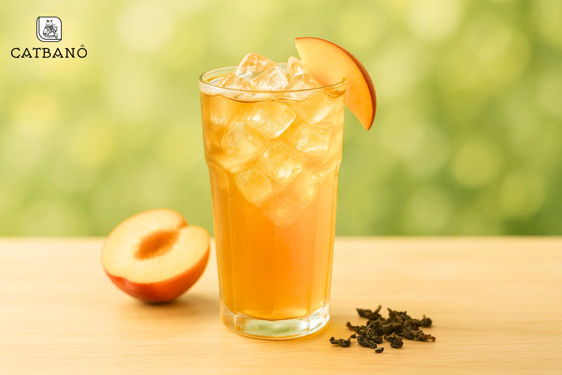 Hình ảnh ly trà Oolong đào trong không gian tươi mát, màu vàng nhẹ, thêm đá viên long lanh.