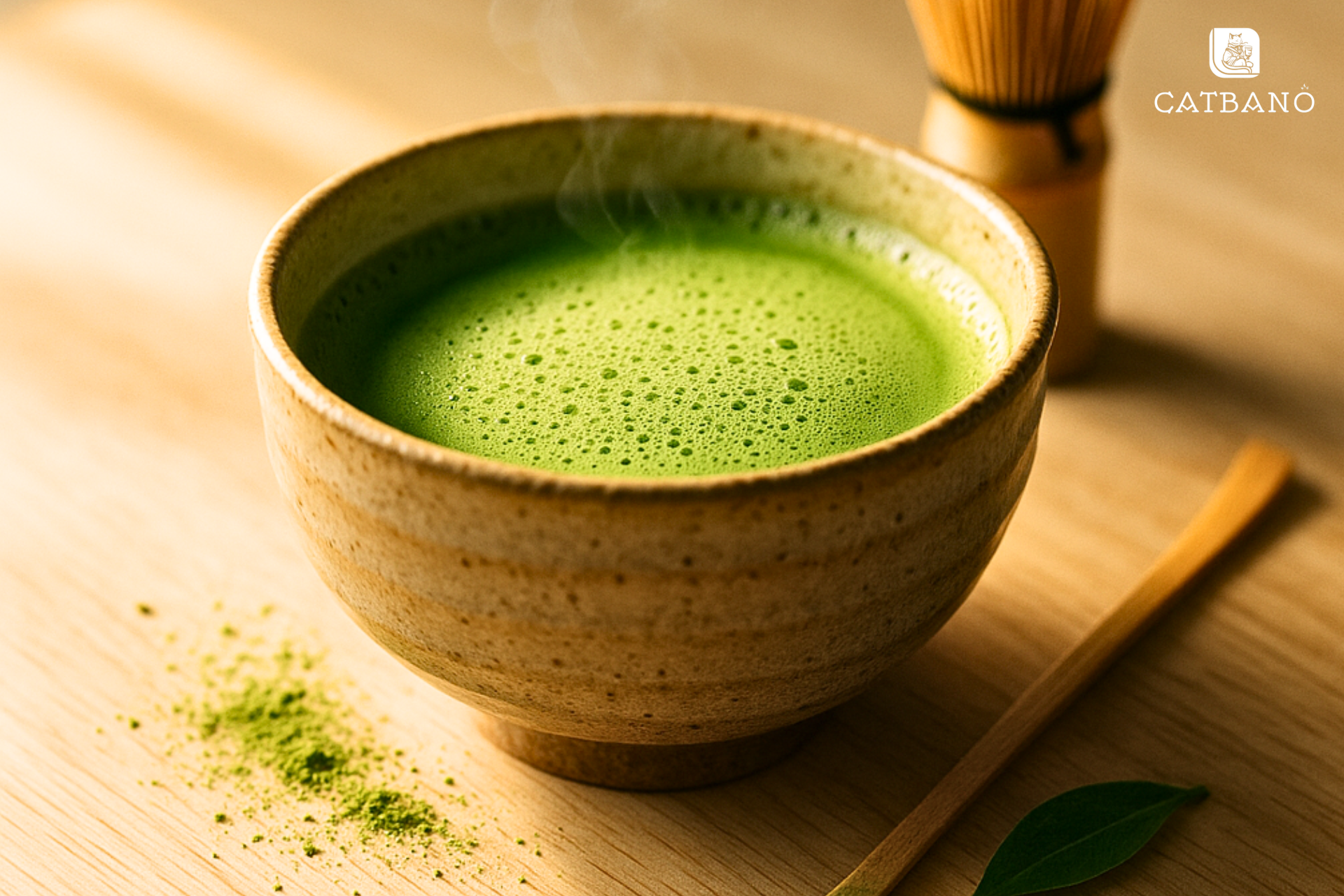 Hình ảnh mô phỏng bát trà Matcha Oolong với lớp bọt mịn, ánh sáng tự nhiên.