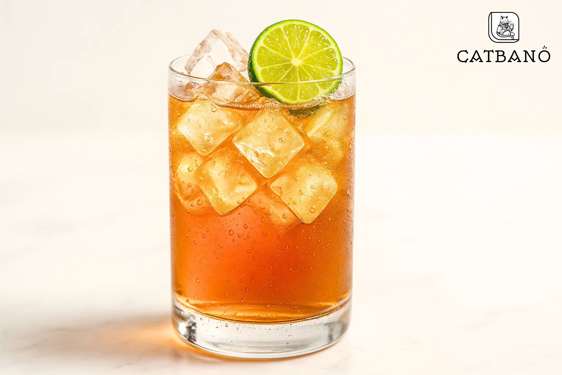 Ly Oolong tắc mát lạnh, có lát tắc tươi nổi trên bề mặt