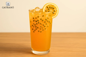 Ly trà Oolong chanh leo vàng cam, có hạt chanh leo nổi tự nhiên.