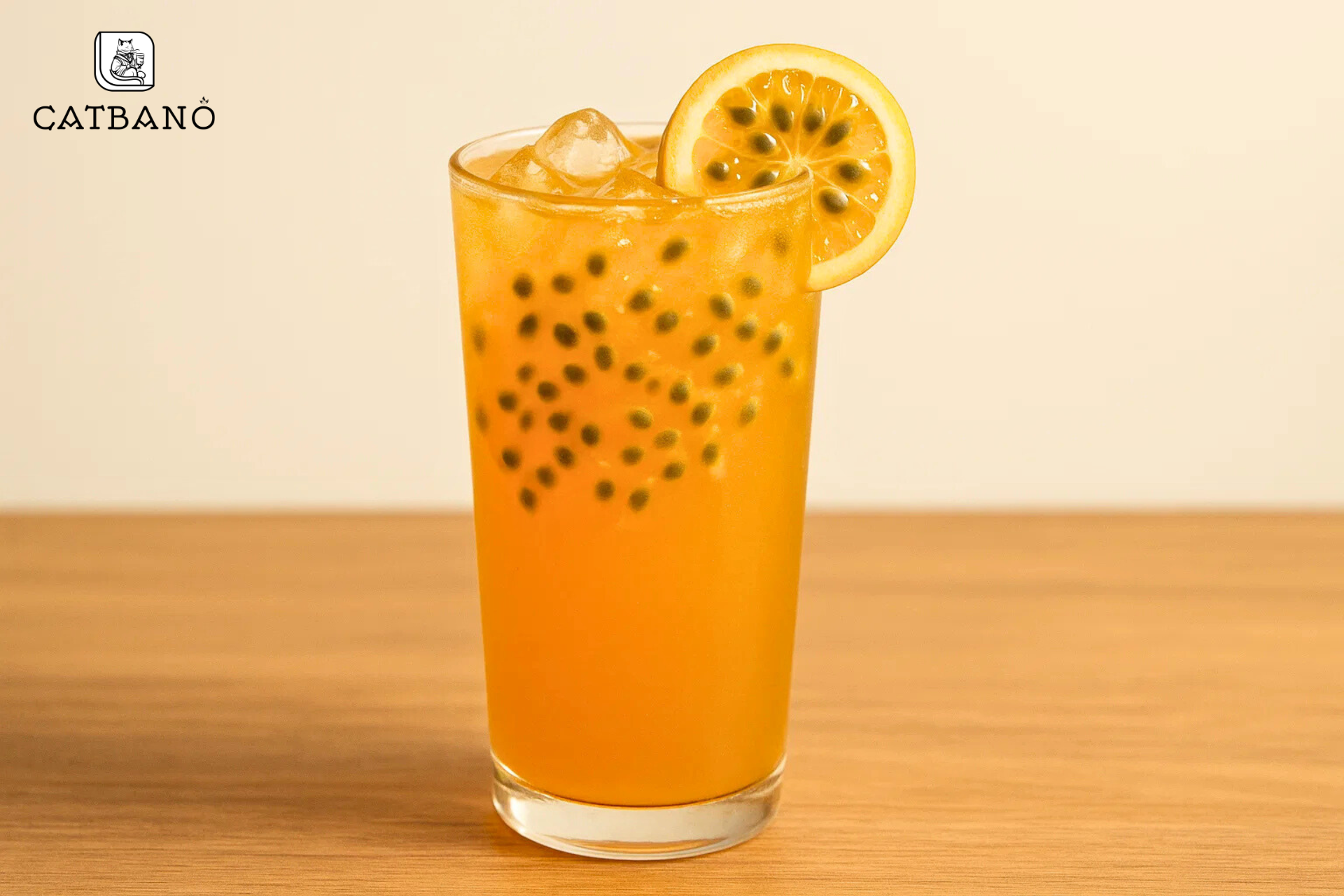 Ly trà Oolong chanh leo vàng cam, có hạt chanh leo nổi tự nhiên.