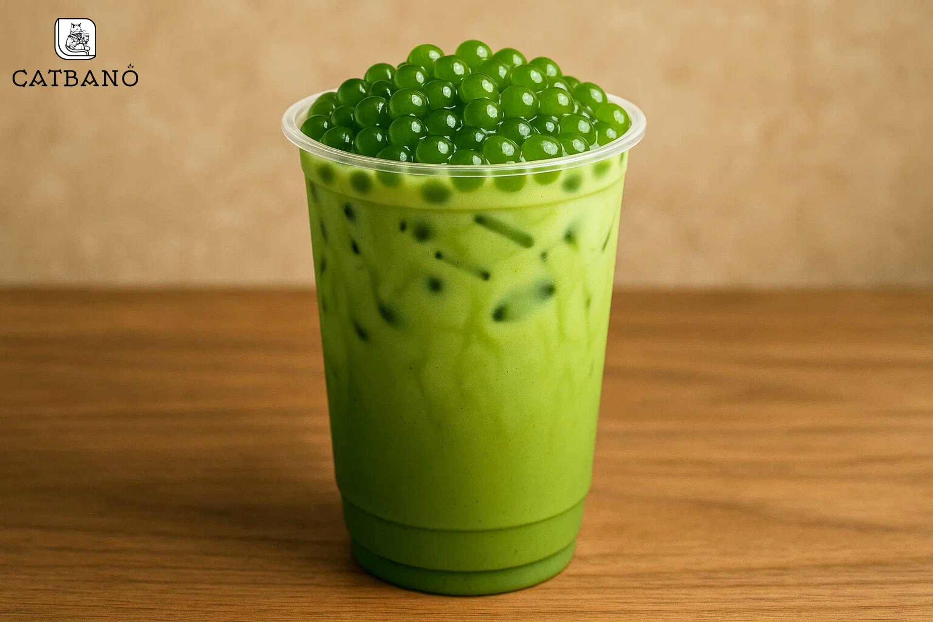 Ly trà sữa matcha Oolong với topping trân châu xanh mướt.