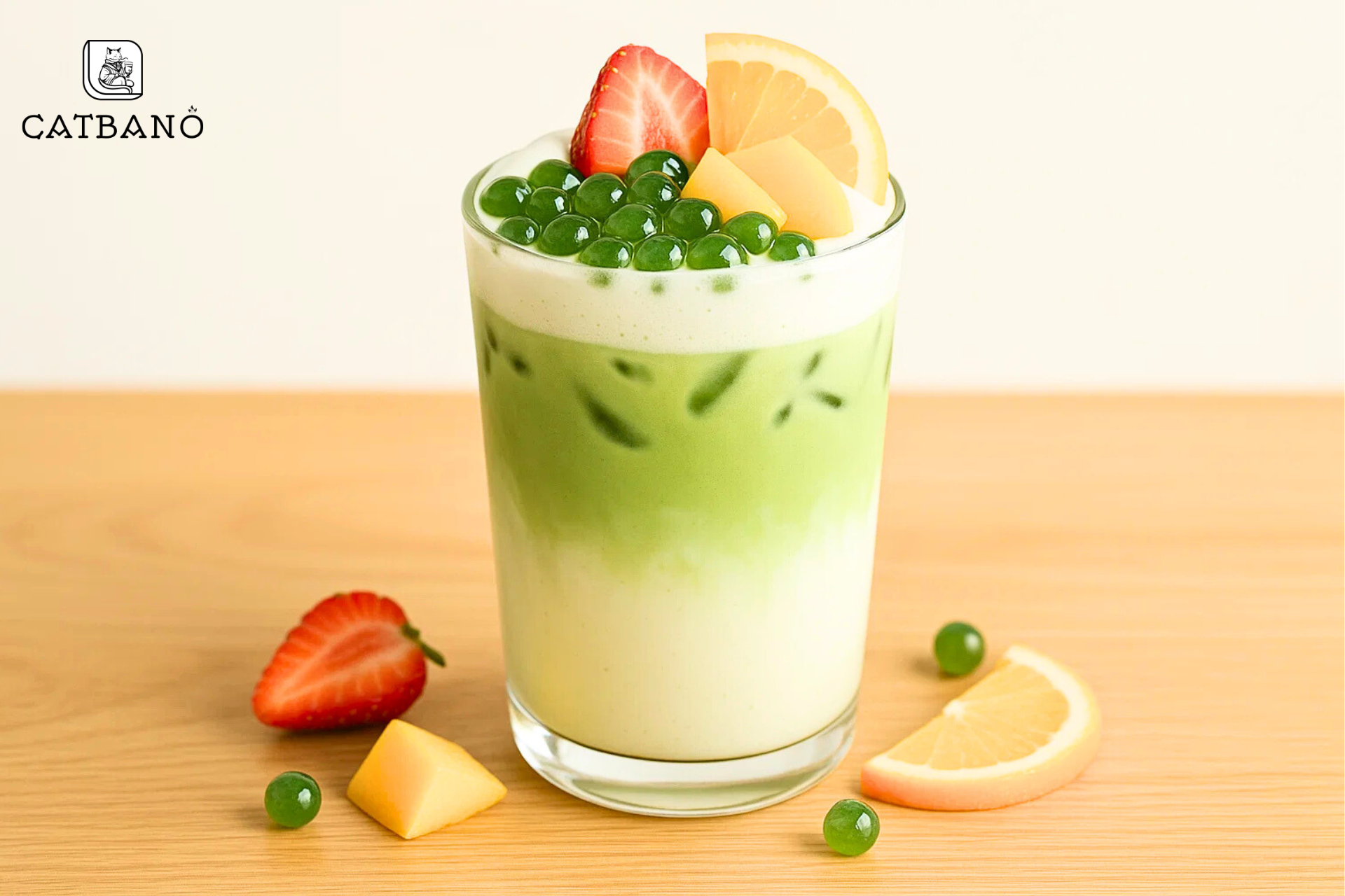 Ly trà sữa với topping trân châu matcha Oolong trái cây (dâu, xoài, cam).