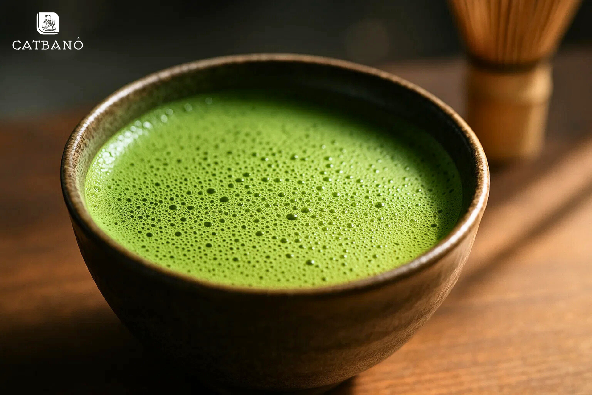 Một bát Matcha Oolong đã đánh bọt mịn, chụp cận cảnh bề mặt bọt.