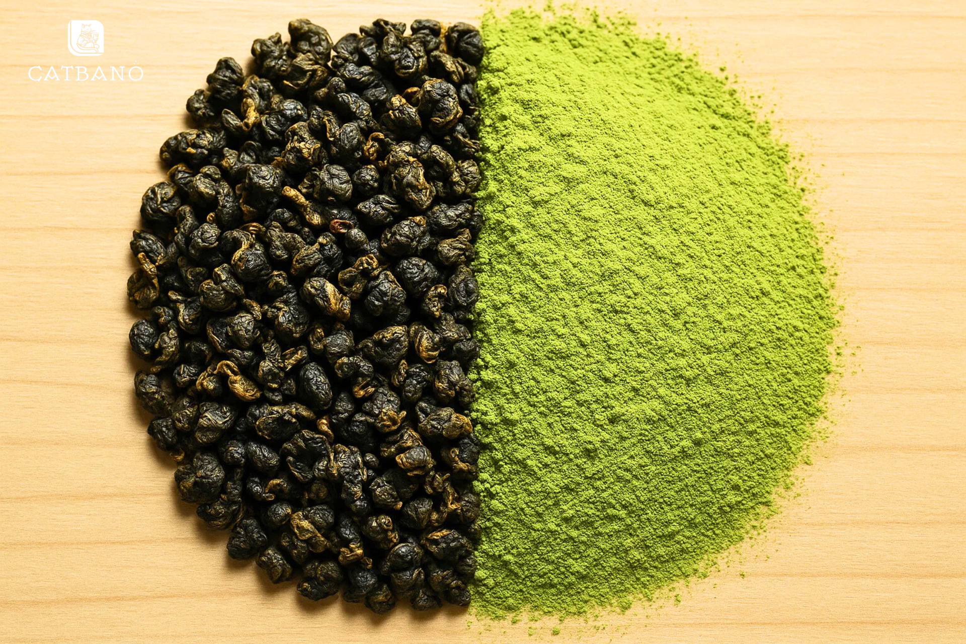Một nửa búp trà Oolong, một nửa bột Matcha, hòa quyện thành một hình ảnh độc đáo.