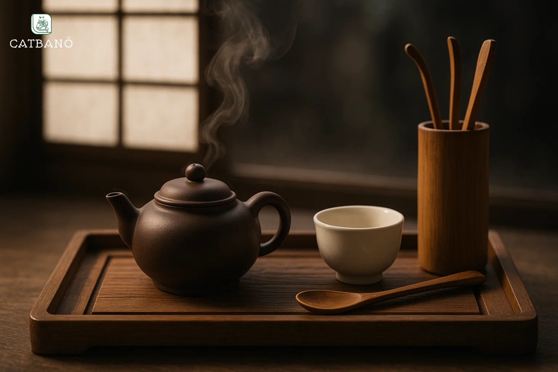 Trà Oolong trong ấm tử sa, cùng dụng cụ thiền trà, ánh sáng nhẹ nhàng.