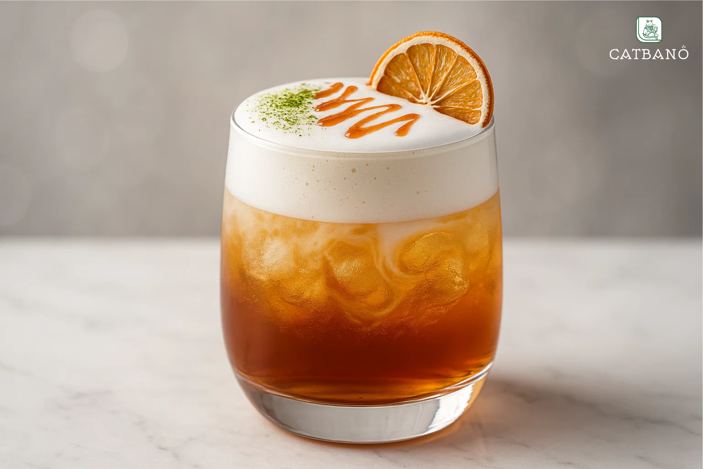 Trà Oolong Latte hoặc cold brew trong ly hiện đại, kèm topping sáng tạo.